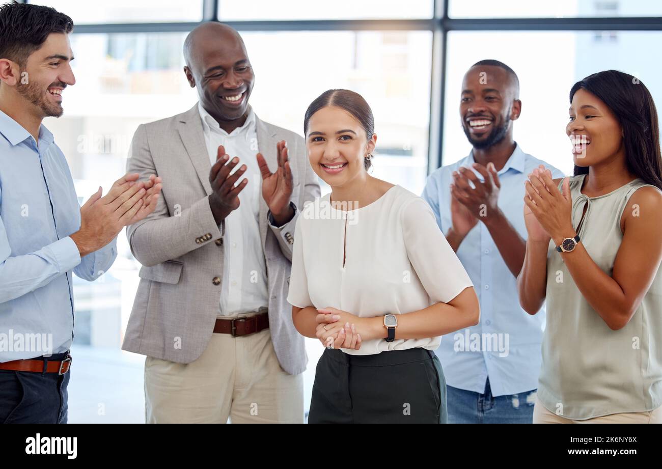 Unternehmen, Teamanerkennungsfeier und Büroangestellte zufrieden mit Teamarbeit und Erfolg. Portrait der Motivation, Unterstützung und Arbeit der Mitarbeiter Stockfoto