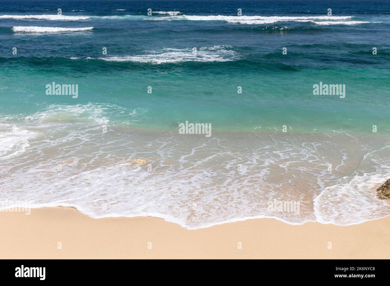 Beliebte Melasti Beach (Pantai Melasti), Bukit, Bali, Indonesien. Türkisfarbenes Wasser, Meereslandschaft. Stockfoto