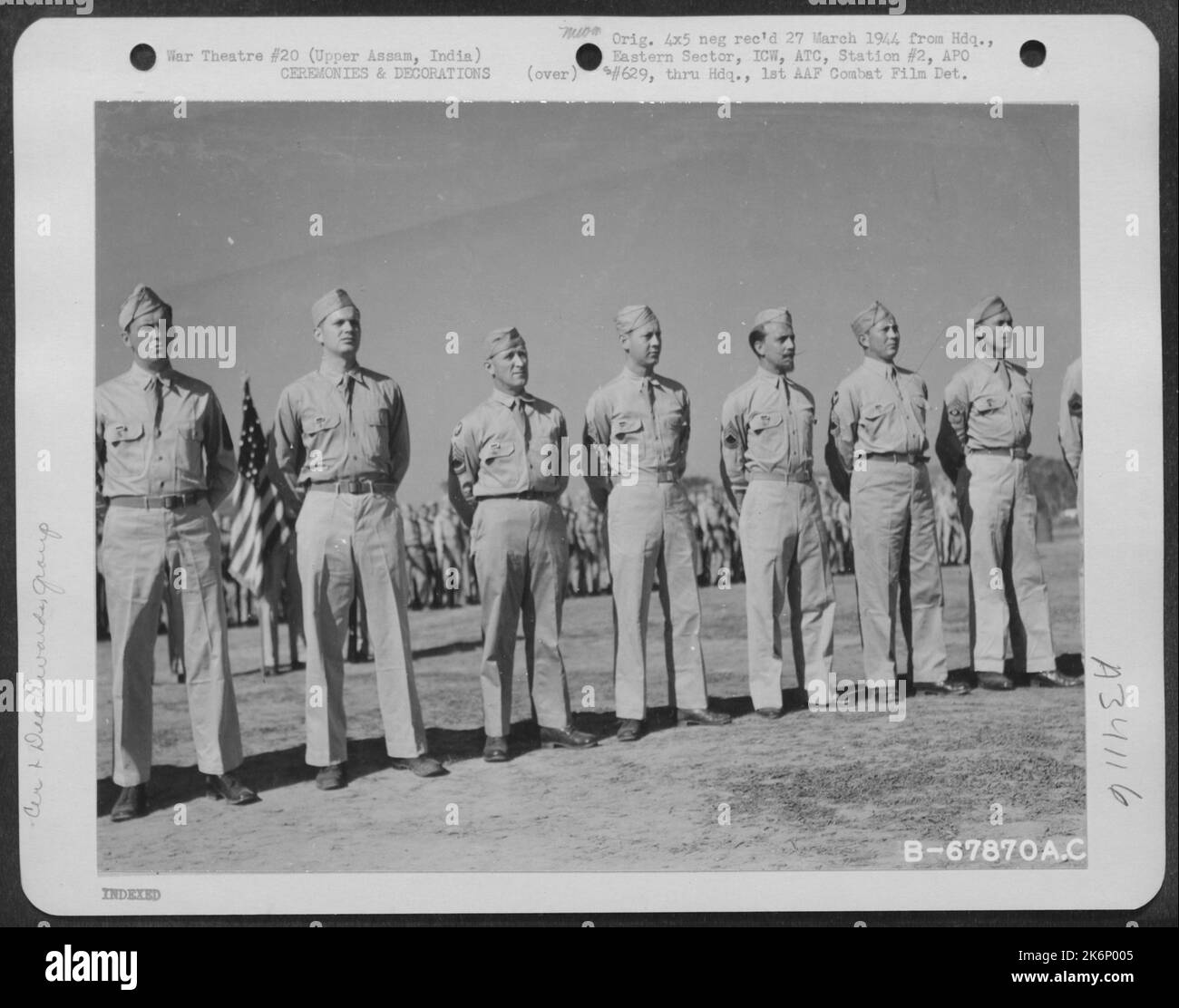Männer Des Indischen Chinesischen Flügels Der Air Transport Command Stehen An, Um Brig Zu Hören. General Earl S. Hoag'S Ansprache nach Erhalt des Distinguished Merit Badge. Upper Assam, Indien, 17. Februar 1944. Stockfoto
