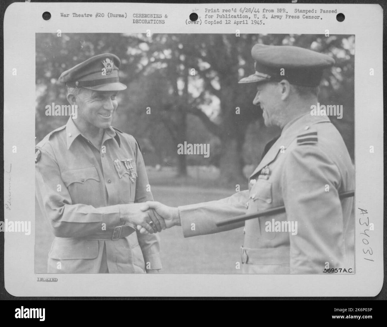 Brig. General Howard C. Davidson wird von seinem stellvertretenden Befehlshaber zum Abschluss der Festanlegezeremonie beglückwünscht. General Davidson, ein Fluglehrer in Frankreich während des Weltkrieges 1, kam zu spät an die Front, um eine tatsächliche Kampfrolle zu spielen Stockfoto