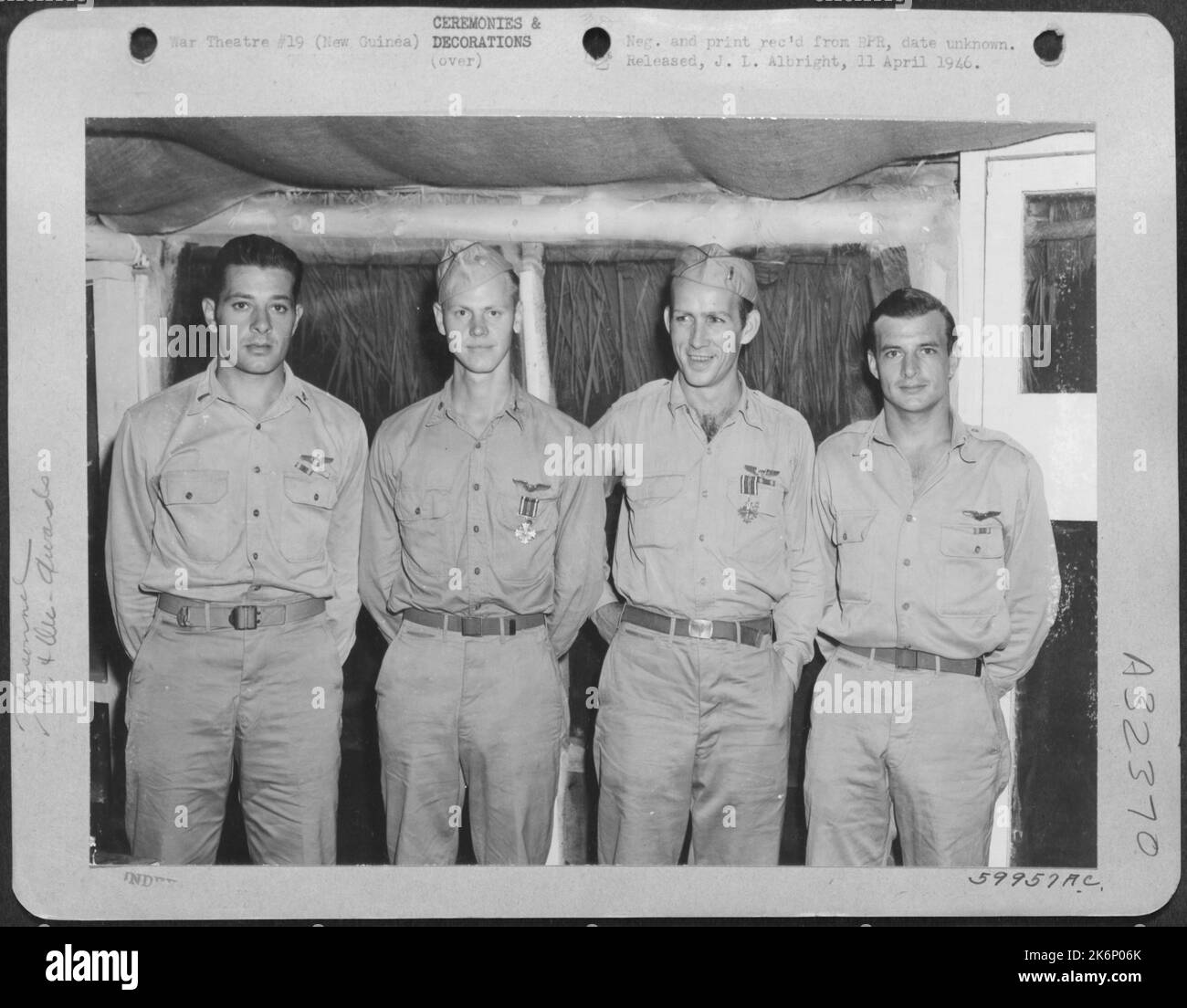 Neuguinea. Diese vier Verfolgungspiloten wurden während einer Zeremonie in Neuguinea dekoriert. Von links nach rechts: 1. LT. Richard T. Cella, N.Y., N.Y., Air Medal ; 1. LT. John C. Dunbar, Braddock, Pa., Distinguished Flying Cross; 1. LT. Lee C. Stockfoto