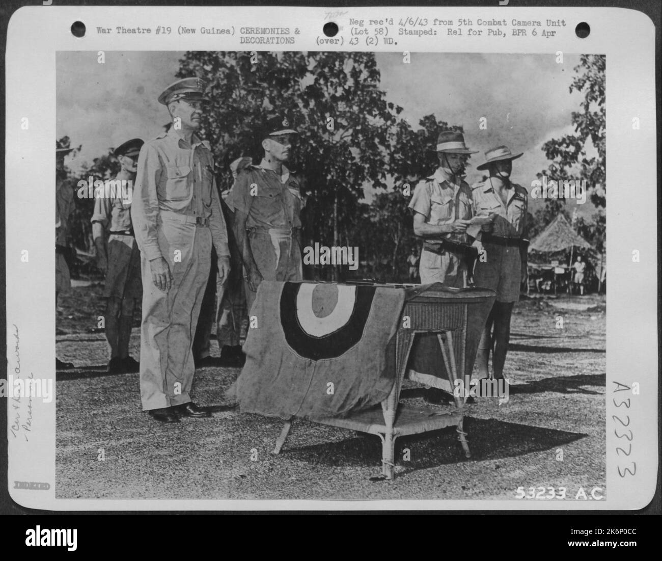 General Ennis C. Whitehead und Air Commodore bei der feierlichen Verleihung des australischen Preises auf einem Luftwaffenstützpunkt irgendwo in Neuguinea. Stockfoto