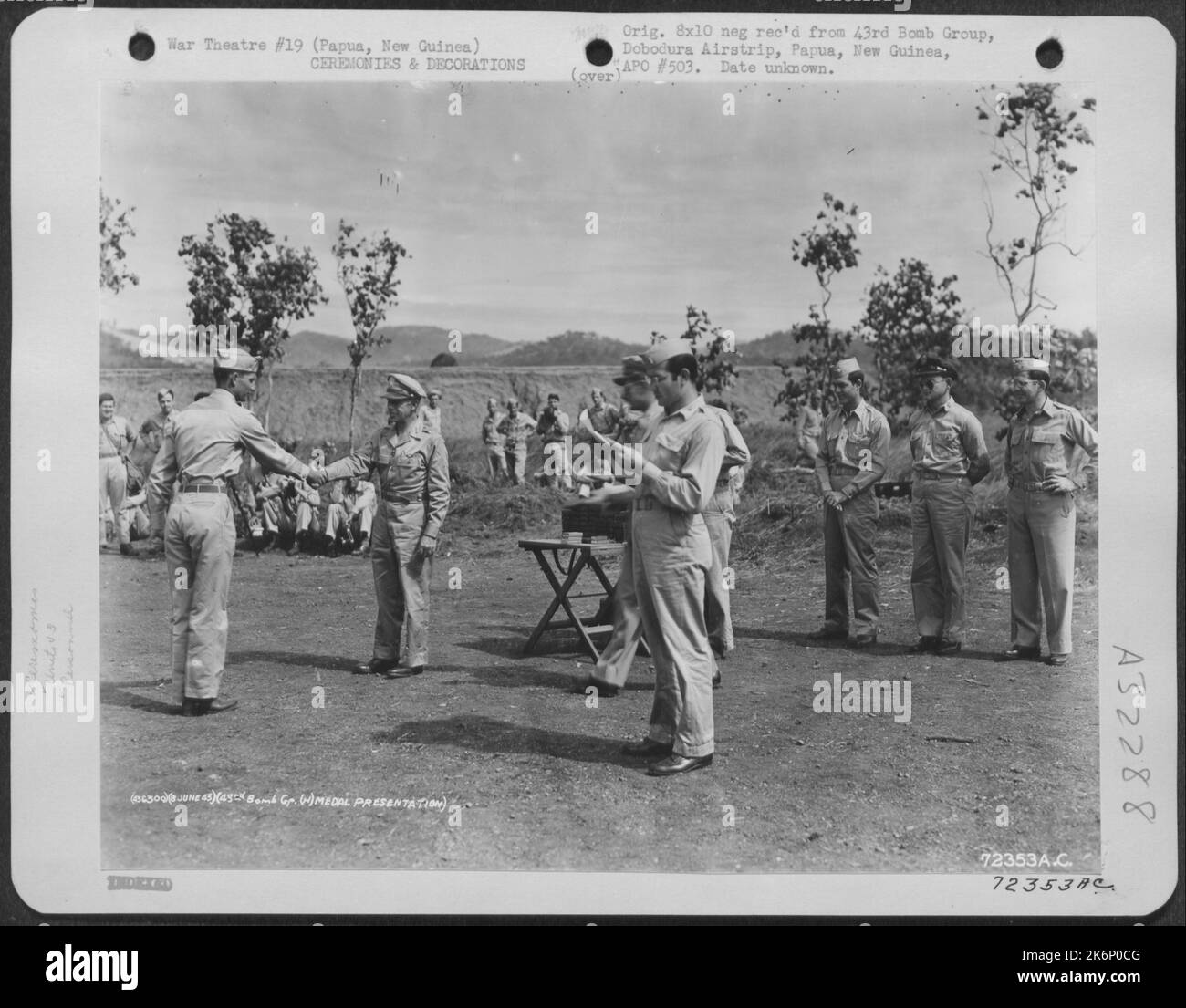 LT. General George C. Kenney gratuliert einem Mitglied der 43. Bomb Group, nachdem er ihm am 8. Juni 1943 eine Auszeichnung überreicht hatte. Flugplatz Dobodura, Papua, Neuguinea. Stockfoto