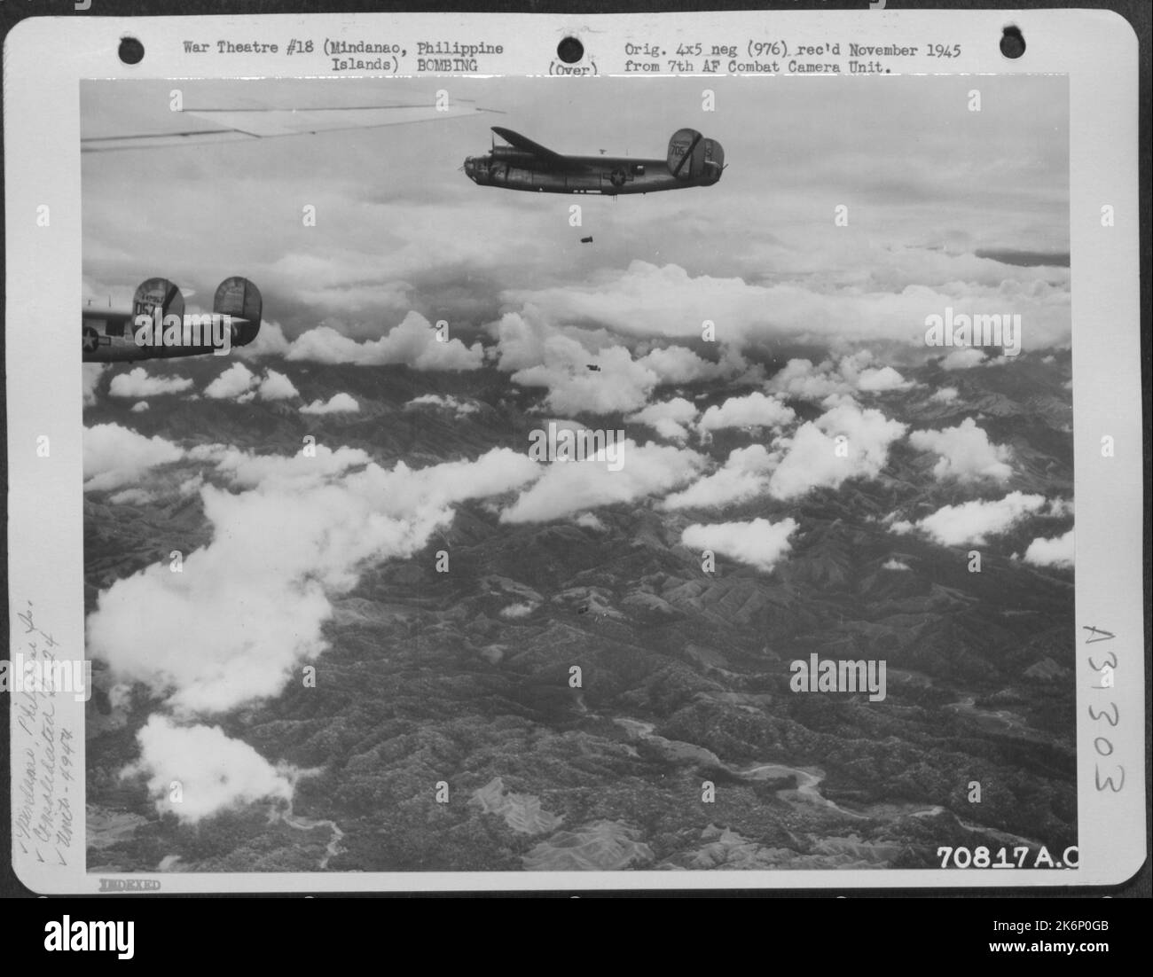 Am 16. März 1945 veröffentlichte die konsolidierte B-24s der 494. Bomb Group ihre Bomben auf einem japanischen Biwak-Gebiet fünf Meilen nördlich von Saragana Bay, Mindanao, philippinische Inseln. Bei dieser Mission wurde kein Luftabwehrflug oder Abfangen gemeldet. Hier, eins Stockfoto