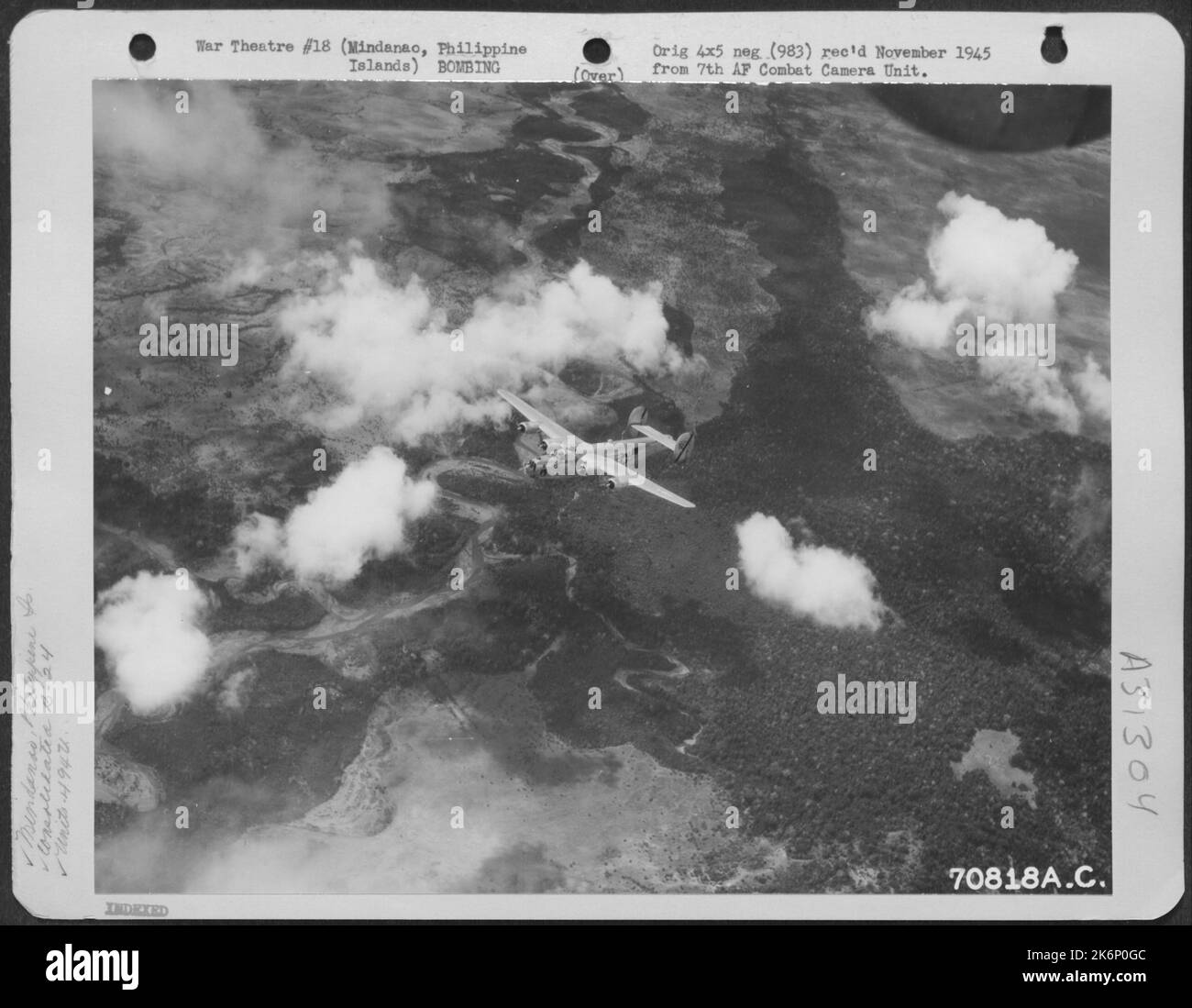 Am 16. März 1945 veröffentlichte die konsolidierte B-24s der 494. Bomb Group ihre Bomben auf einem japanischen Biwakgebiet fünf Meilen nördlich von Saragana Bay, Mindanao, philippinische Inseln. Bei dieser Mission wurde kein Luftabwehrflug oder Abfangen gemeldet. Hier, als eins Stockfoto