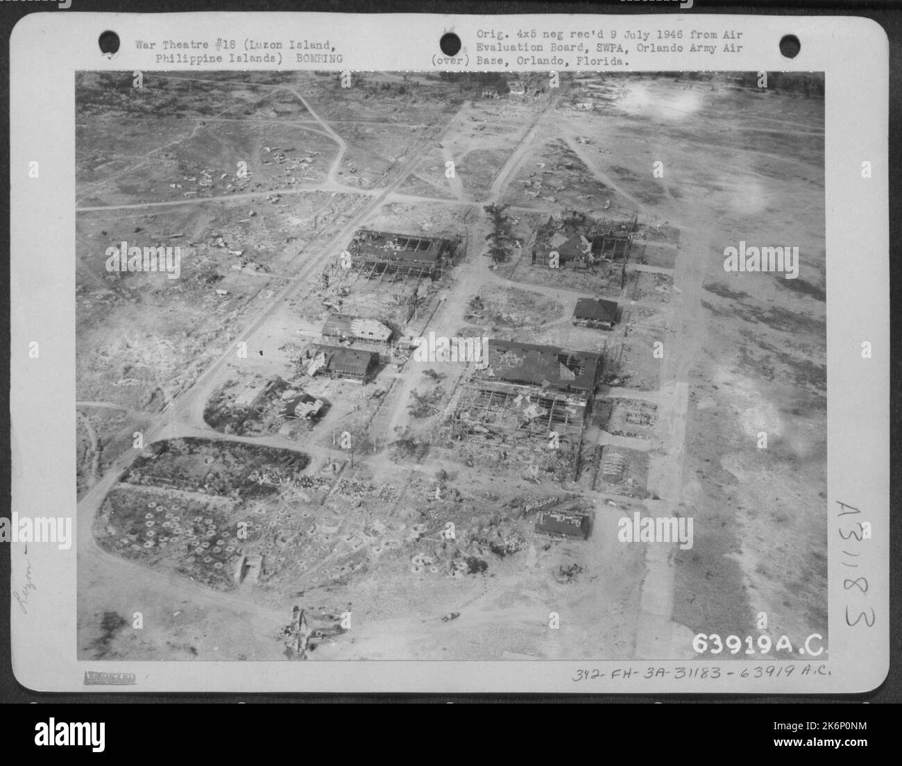 Die Hangars auf dem Clark-Feld, aus der Luft gesehen, nachdem die USA bombardiert hatten Kräfte. Luzon Island, Philippinische Inseln, 1945. Stockfoto