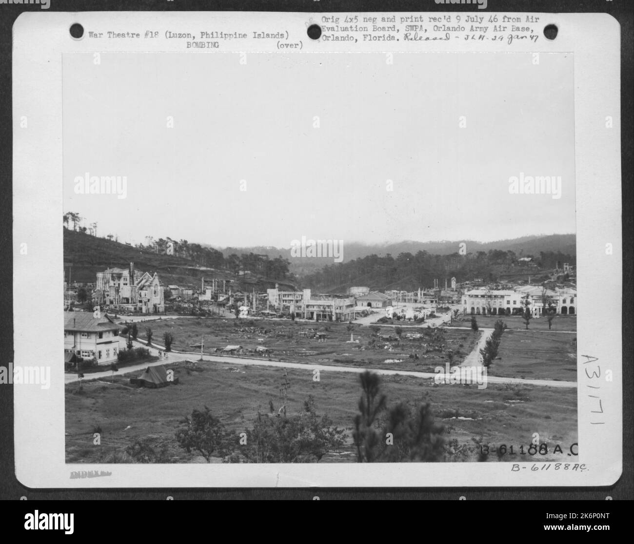 Dieses Foto zeigt die Zerstörung der Stadt Baguio durch Bomben. Luzon Island, Philippinische Inseln. 20. Juli 1945. Stockfoto