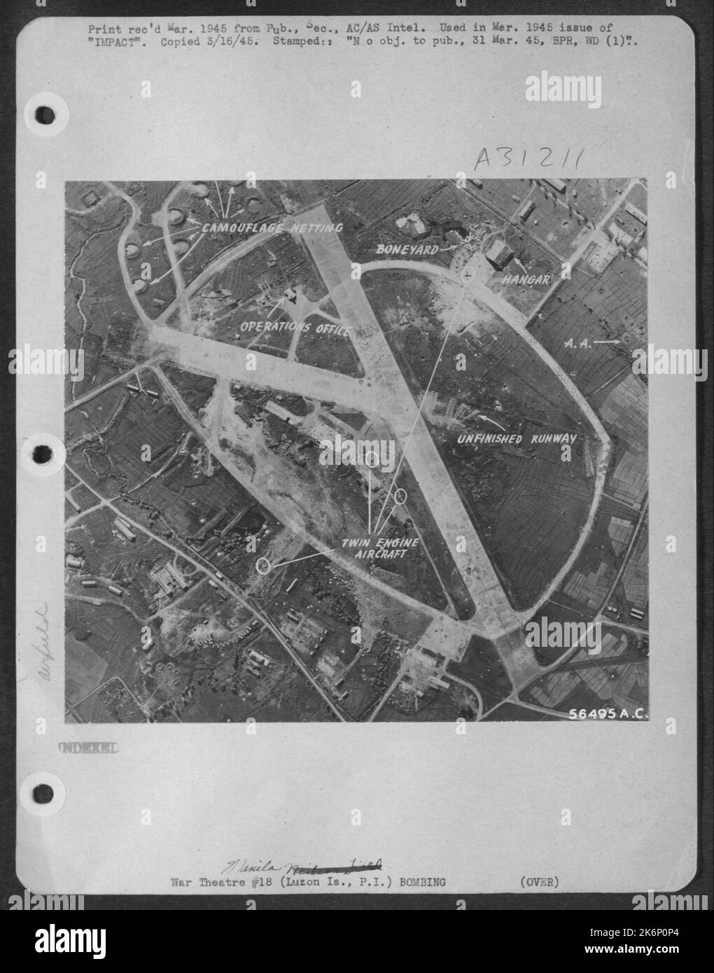 Neilson Field, Luzon Island, jetzt gefangen genommen, sah so aus, nach einem Trägerangriff und vor dem 13. AF-Angriff am 6. Januar 1945. Stockfoto