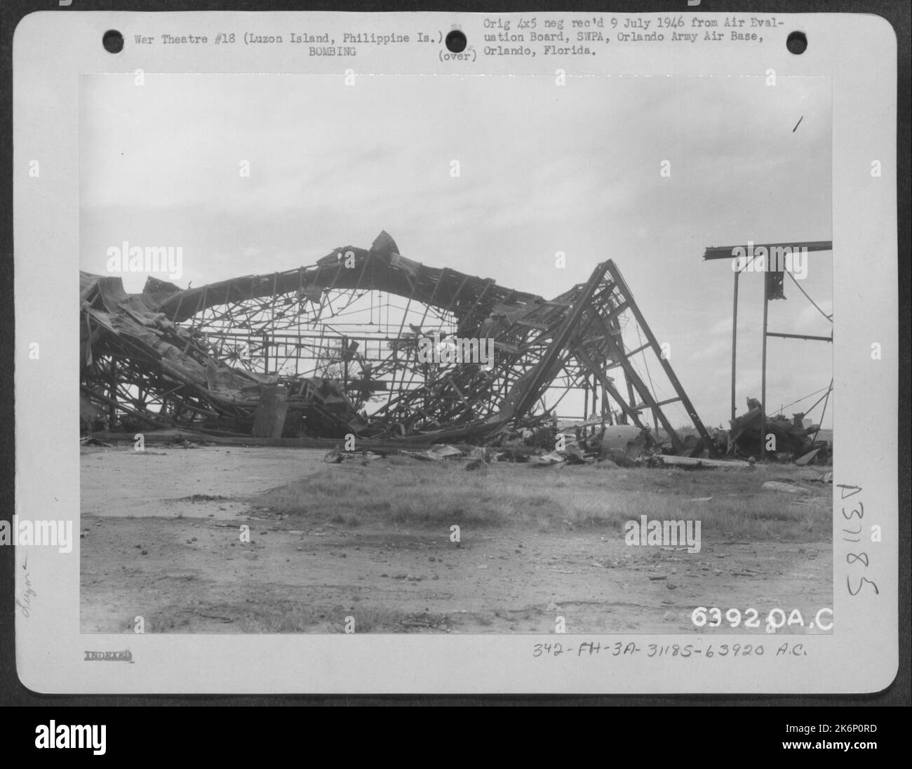 Die Hangars auf dem Clark-Hauptflugplatz wurden von Einheiten der American Air Forces schwer bombardiert. Luzon Island, Philippinische Inseln. 1945. Stockfoto
