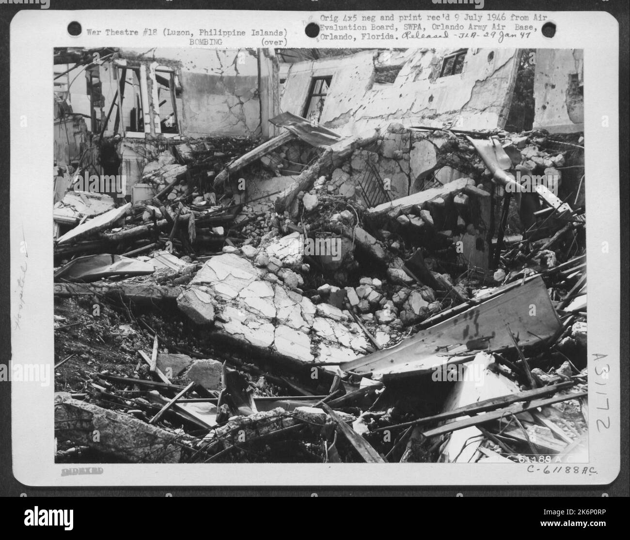 Bombenschaden an einem Abschnitt des Baguio General Hospital. Dieses Gebäude wurde als japanisches Hauptquartier genutzt. Luzon Island, Philippinische Inseln. 20. Juli 1945. Stockfoto