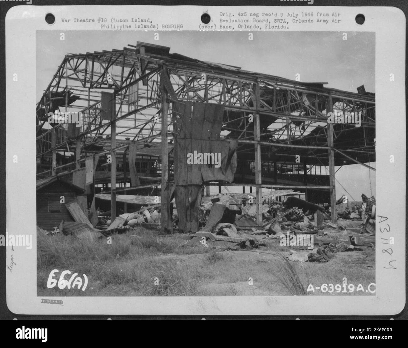 Diese Hangars wurden von Einheiten der American Air Forces, Luzon Island, Philippine Islands, 1945, schwer bombardiert. Stockfoto