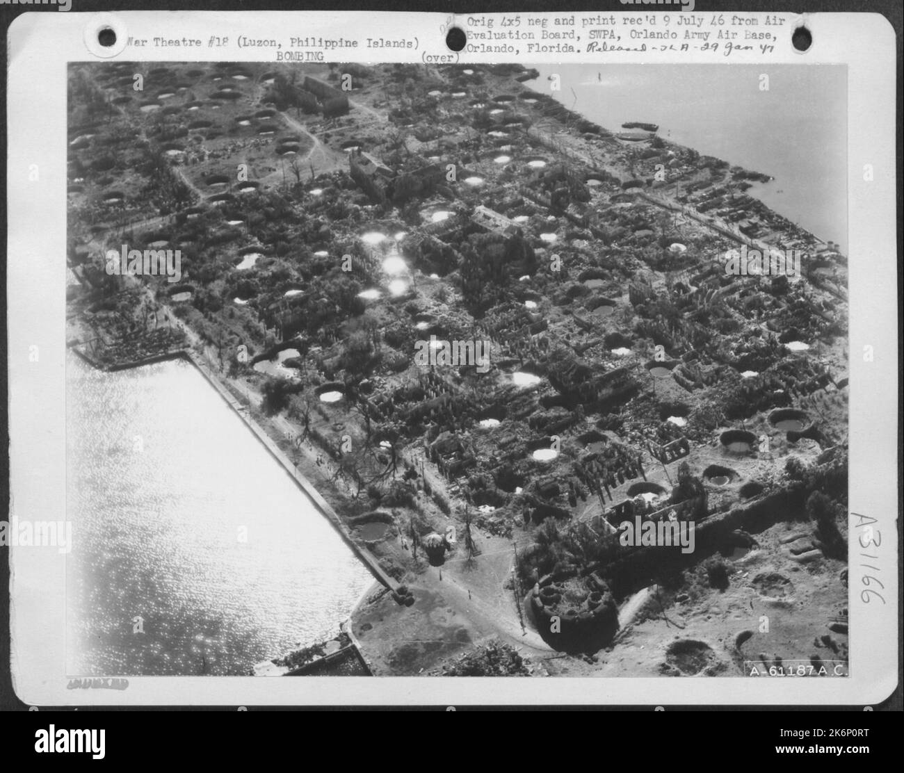 150 Bombenkrater sind auf Cavite, Luzon Island, Philippione Islands, nach Bombenanschlägen der Alliierten zu sehen. Stockfoto