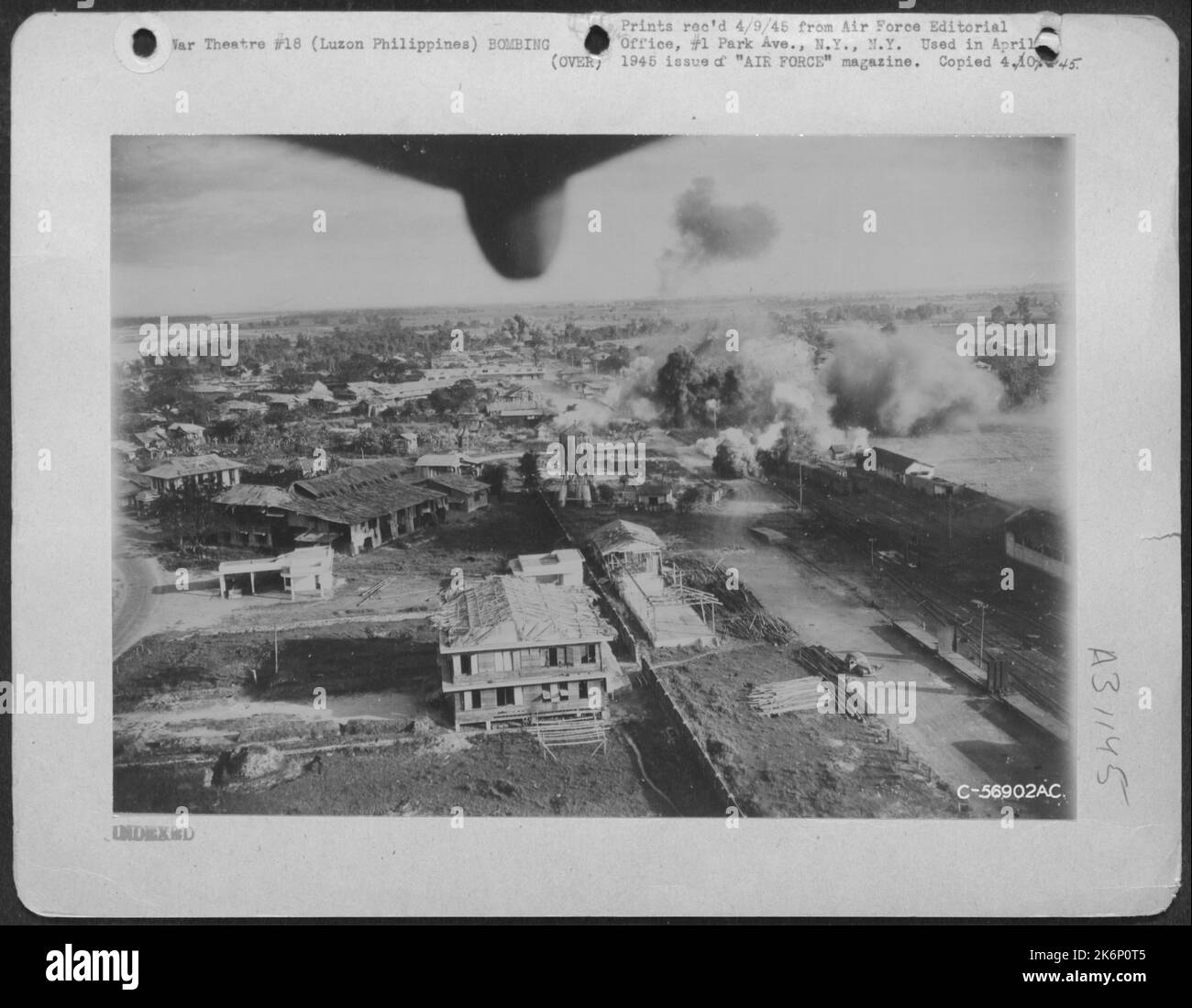 Straf- Und Bombenmissionen Wurden Zeitweise In Höhen Von Ar Durchgeführt, So Dass Low Taht Mehrere Unserer Angreifenden Flugzeuge Von Japanischen Landminen Zerstört Wurden. Stockfoto