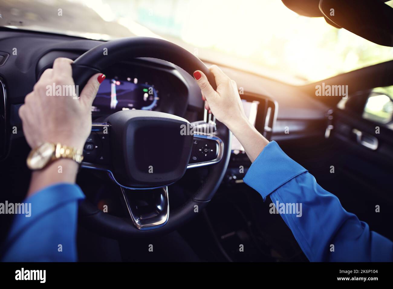 Nahaufnahme der Hand einer Frau im Auto Stockfoto