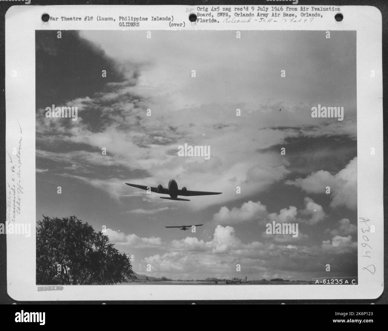 Curtiss C-46 'Commando', mit Segelflugzeug in Tow, Abflug vom Lipa Airstrip, Luzon, philippinische Inseln. 28. Juli 1945. Stockfoto