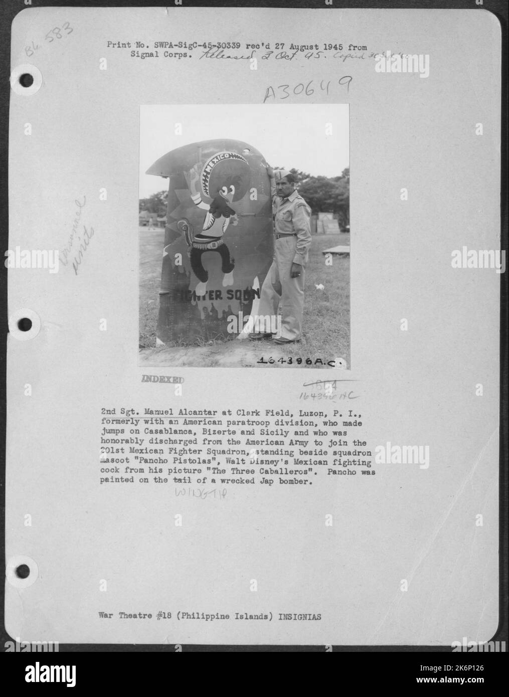2. Sgt. Manuel Alcantar im Clark Field, Luzon, P.I., ehemals bei einer amerikanischen Fallschirmjägerdivision, der Sprünge auf Casablacnca, Bizerte und Sizilien machte und der ehrenhaft aus der amerikanischen Armee entlassen wurde, um sich dem mexikanischen Jagdgeschwader 201. zu fügen Stockfoto