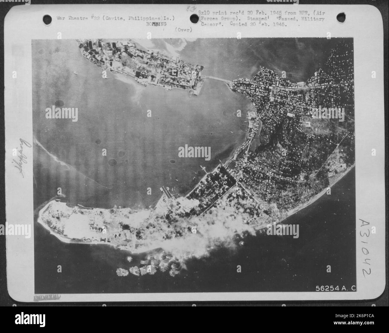 Cavite, Marinestützpunkt der philippinischen Inseln und Cavite, einst eine der wichtigsten amerikanischen Marineinstallationen, wird von Flugzeugen des 13. AF während der Angriffe auf die Bucht von Manila gestrahlt. Riesige Rauchsäulen, die in den Himmel ragen, zeugen von der Genauigkeit der Raider. Stockfoto