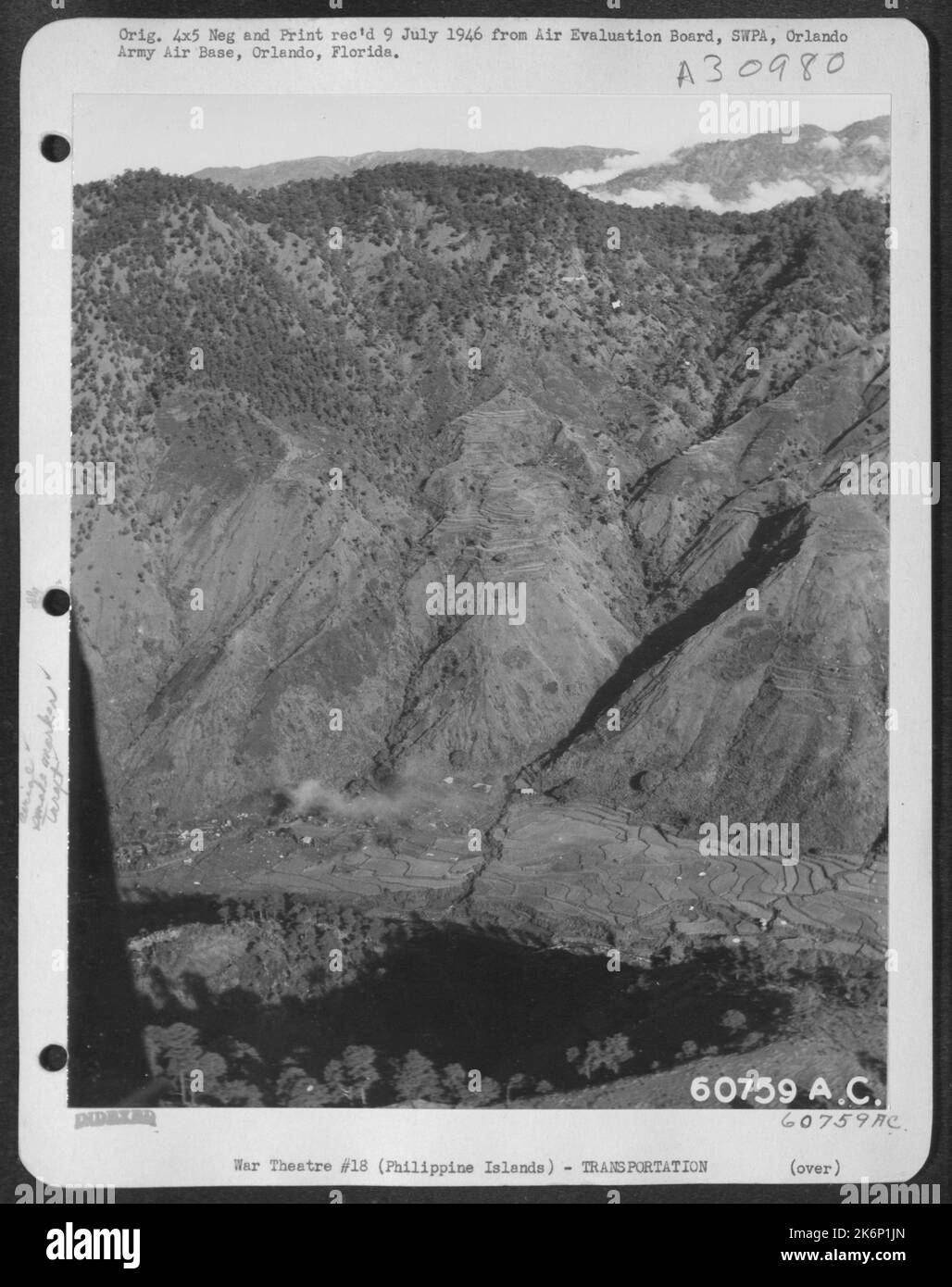Fallschirme mit 81mm Mörsergranaten landeten in der Nähe des Ziels auf den philippinischen Inseln Luzon. Das Ziel wurde mit einem 'T' markiert, da in dieser Umgebung zahlreiche Gebiete mit 'T' für frühere Kot markiert waren; es war für Bodentruppen notwendig Stockfoto