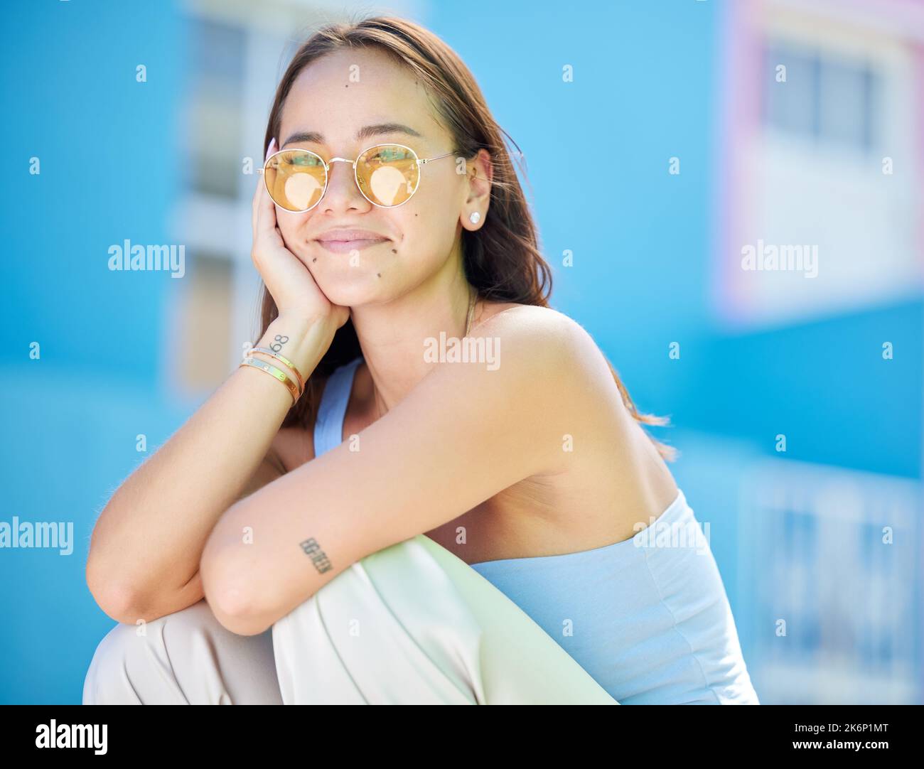 Mode-Sonnenbrillen, Asiaten und Frauen entspannen sich in der Stadt Straße für Frieden, Freiheit oder Singapur Urlaub. Portrait von glücklichen Gen z Mädchen im Urlaub mit Stockfoto