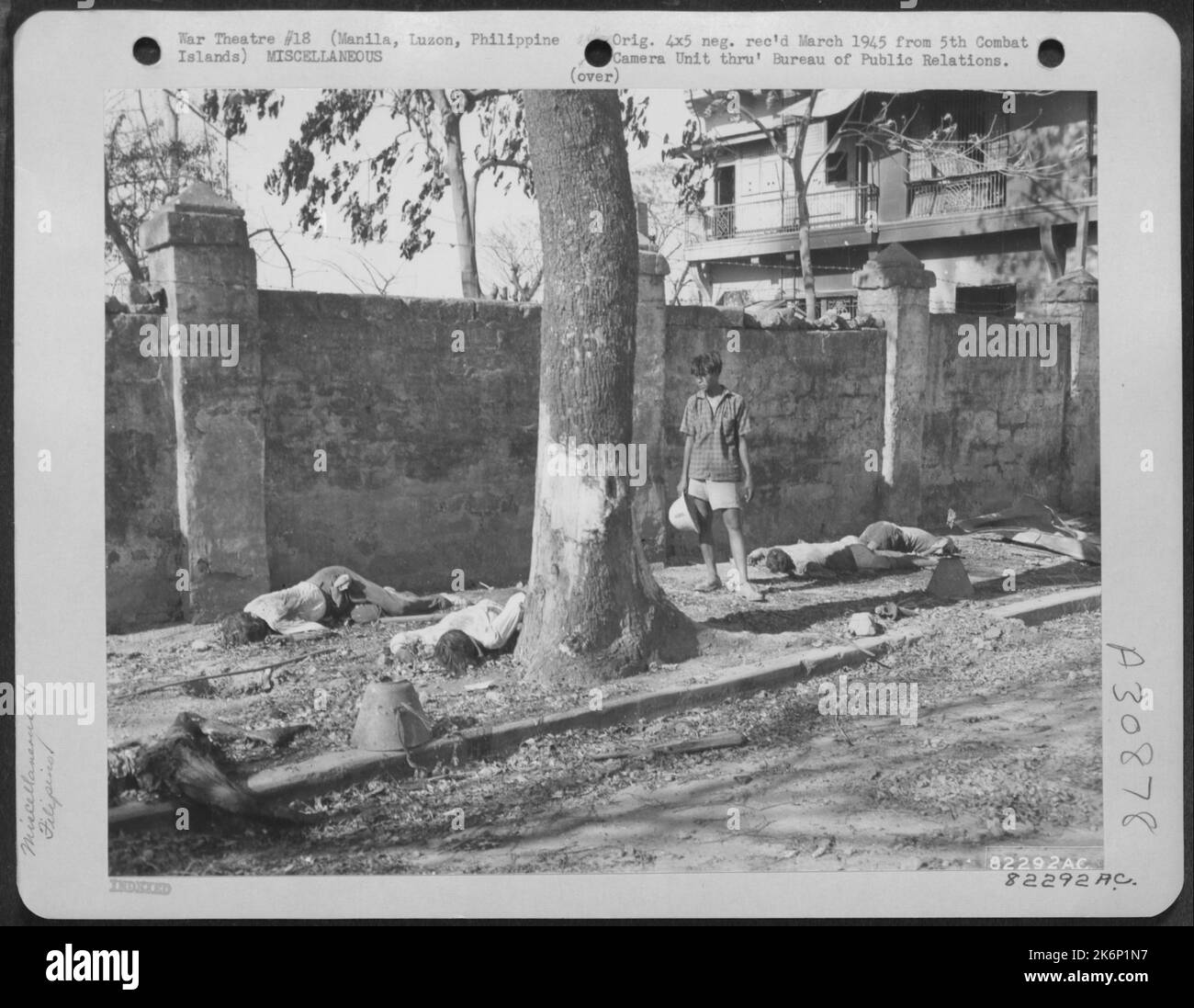 Ein weiteres Beispiel für Jap-Brutalität zeigt sich in diesen maschinell beschossen Zivilisten, die neben dieser Steinmauer im Ermita-Abschnitt von Manila, Luzon, philippinische Inseln, niedergemäht wurden. Zivilisten wurden im Keller eines nahegelegenen Gebäudes unter der Stadt zusammengetrieben Stockfoto