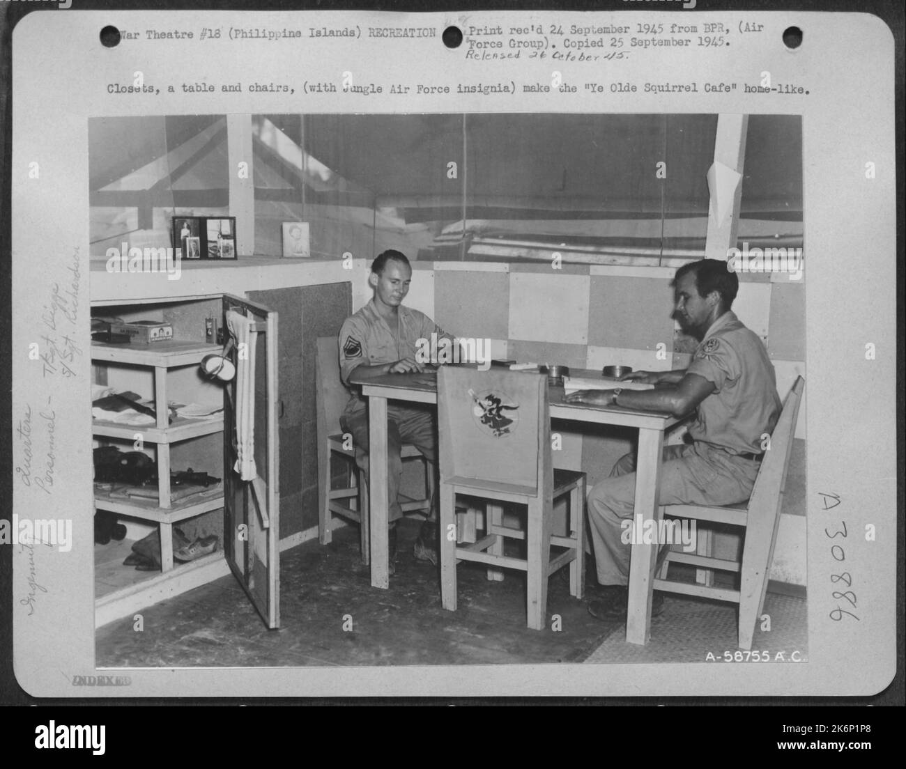 Schränke, ein Tisch und Stühle (mit Jungle Air Force Insignien) machen das 'Ye Olde Squirrel Cafe' zu einem Zuhause. Stockfoto