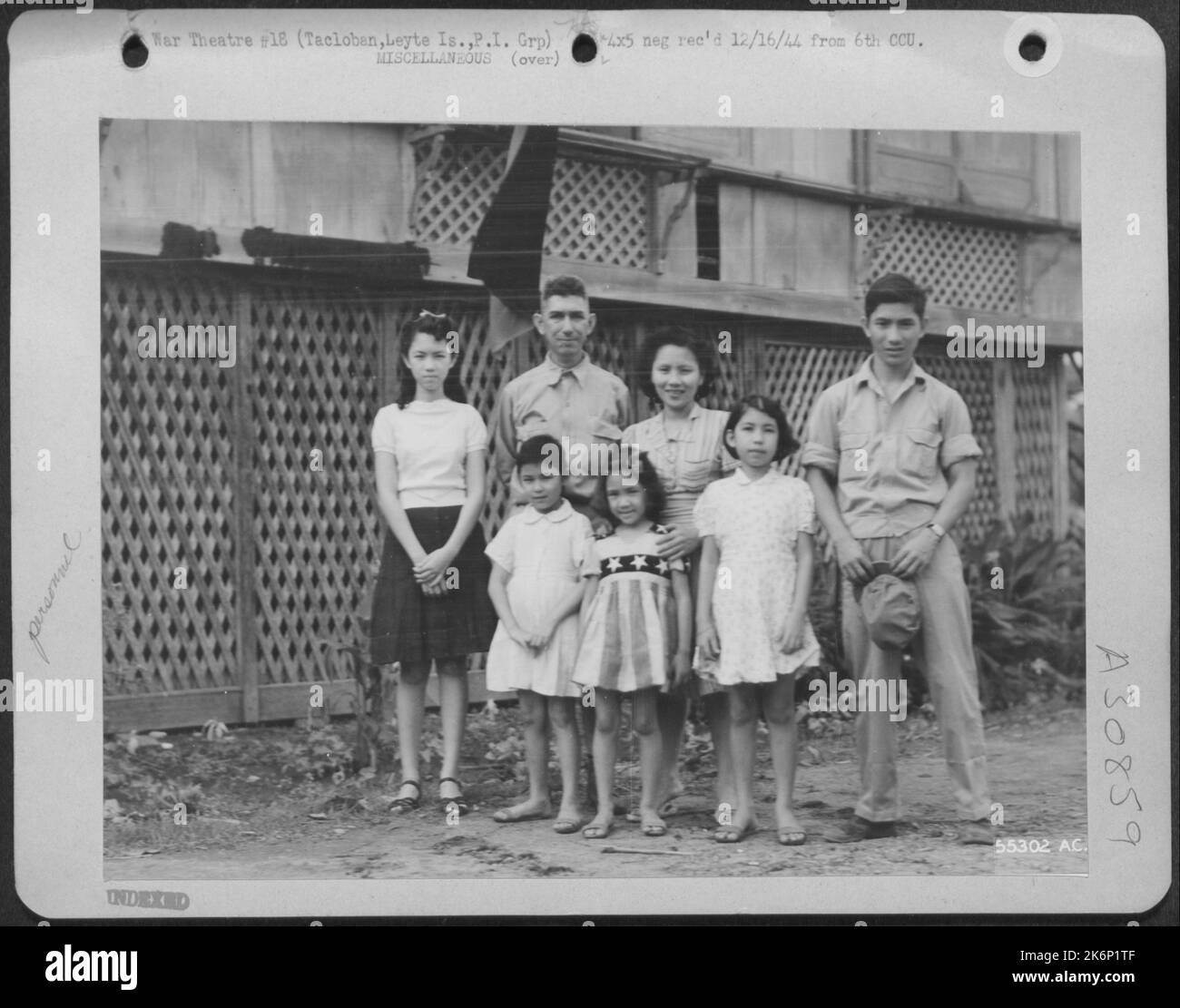 Dies ist Joe Price und seine Familie, Leiter der Untergrundbewegung in Tacloban, Philippine IS. Er studierte an der Lehigh University und war einmal Pianist bei Fred Warings Orchester. Vor dem Krieg war er Besitzer eines wohlhabenden Kaufhauses Stockfoto