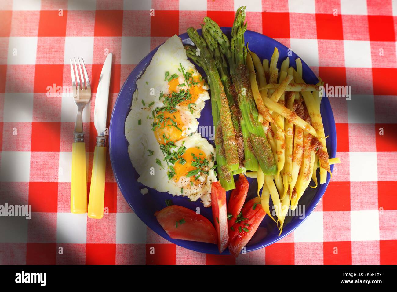 Köstliches hausgemachtes Abendessen - Ei mit Bohnen und Spargel und Tomaten Stockfoto