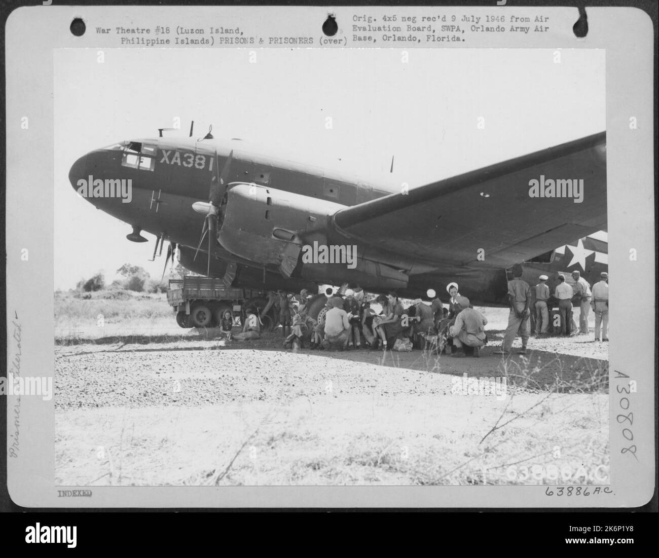 Erste Internierte aus St. Thomas wartet gespannt darauf, im 'Curtiss Commando' C-46 aus dem Quezon Airstrip evakuiert zu werden. Luzon Island, Philippinische Inseln, 1945. Stockfoto