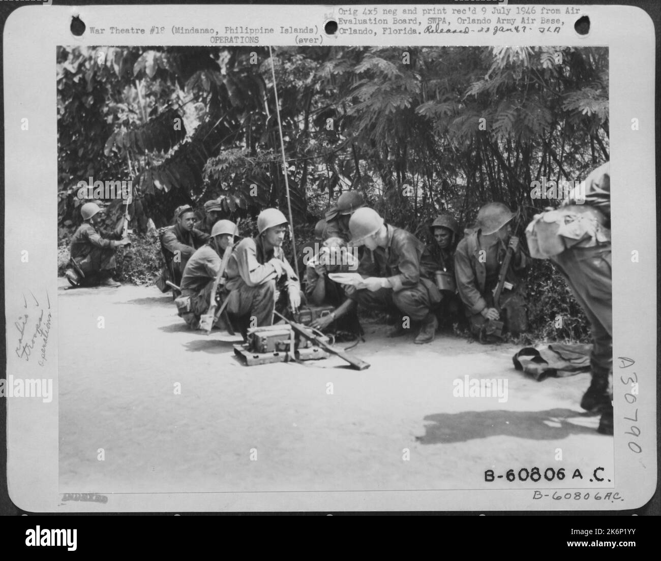 Der Regimentskommandierende Offizier rief zur Luftkooperation auf, als die Infanterie auf Mindanao, den philippinischen Inseln, festgemacht wurde. 28. April 1945. Stockfoto