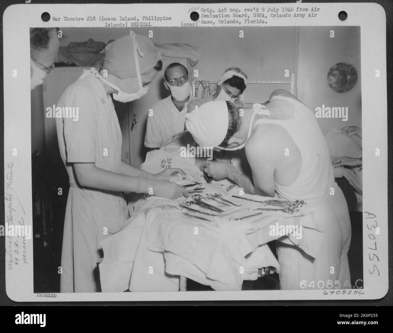 49. General Hospital, Luzon Island, Philippine Islands-4. Juni 1945. Ein sekundärer Verschluss einer Schrapnellwunde wird hier von Captain Ganzhorn durchgeführt. Stockfoto
