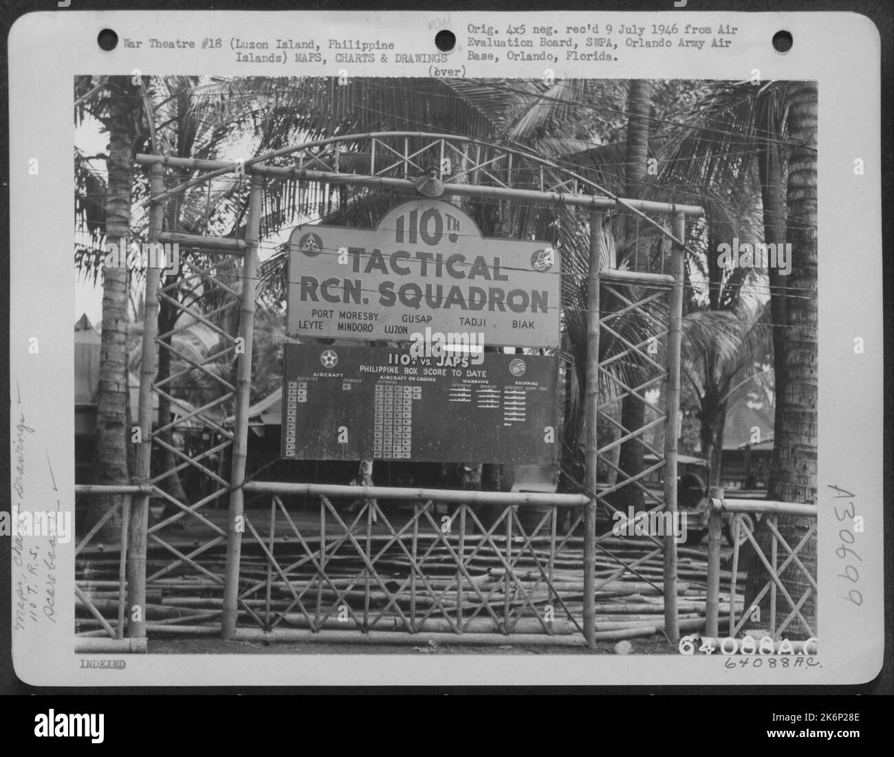 Lingayen, Luzon Island, philippinische Inseln-Lagergebiet des taktischen Aufklärungsgeschwaders 110., mit Schilder von Flugzeugen, Kriegsschiffen usw., die von den 110. abgeklatscht wurden. Das Geschwader verwendet die F-6 (P-51); alle Flugzeuge sind größtenteils mit Kameras ausgestattet Stockfoto