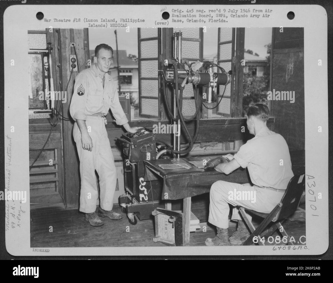 49. Allgemeines Krankenhaus. Röntgenabteilung-Röntgengerät, das die Hand belichtet. 4. Juni 1945, Luzon Island, Philippinische Inseln. Stockfoto