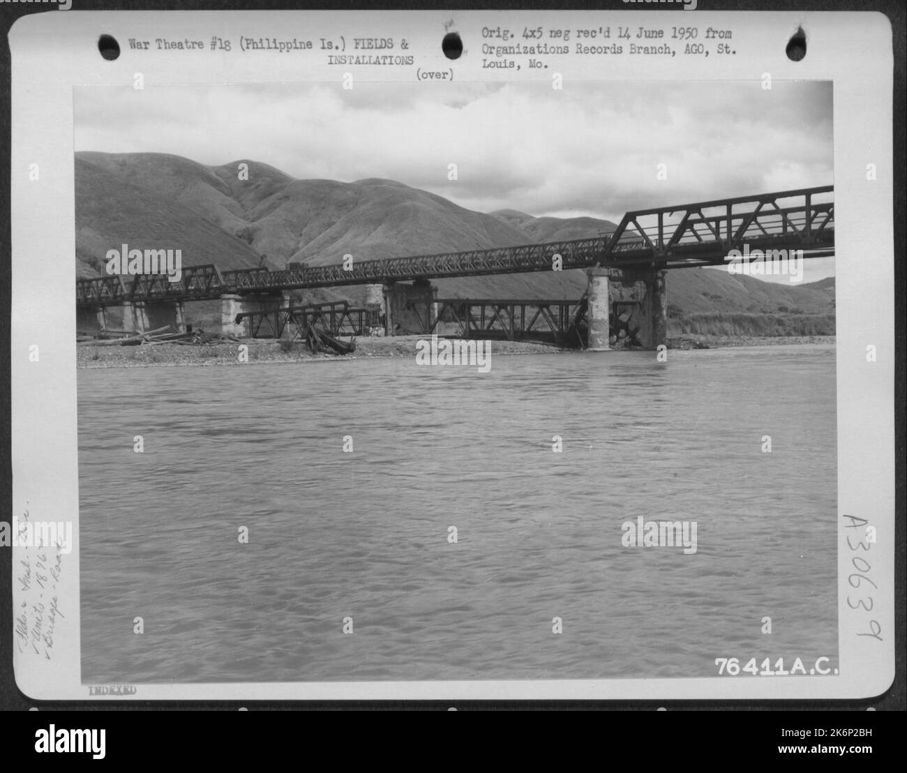 Bailey-Brücke über den Magat-Fluss auf Luzon Island, Philippinen, nach Fertigstellung durch das 1876. eng. Aviation Bataillon, 26. Juni 1945. Stockfoto