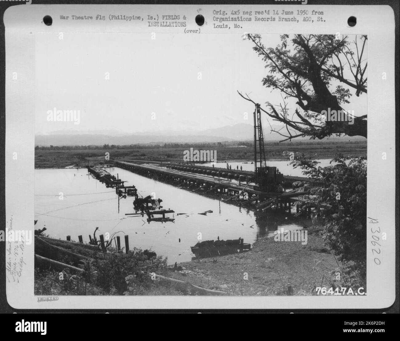 Blick auf die Brücke in der Nähe von Tuguegarao, Luzon Island, Philippinen nach Fertigstellung durch 'A' Co., 1876. eng. Aviation Bataillon. 7. August 1945. Stockfoto