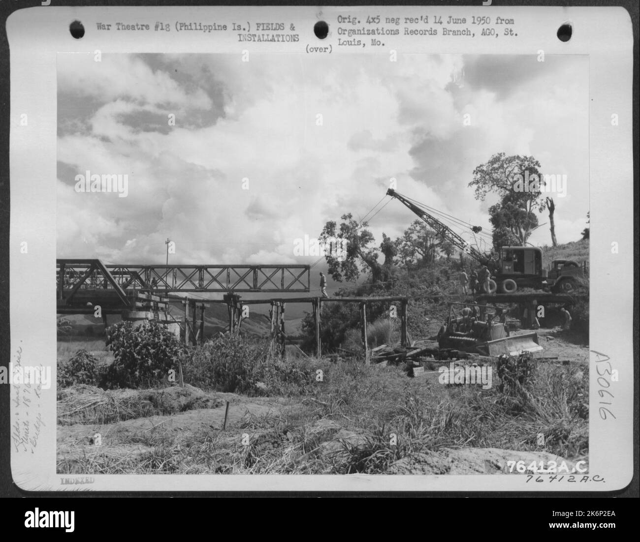 Mitglieder des eng. Aviation Bataillons 1876. reparieren eine Bombenbrücke über dem Magat-Fluss auf der Insel Luzon, Philippinen, 26. Juni 1945. Stockfoto