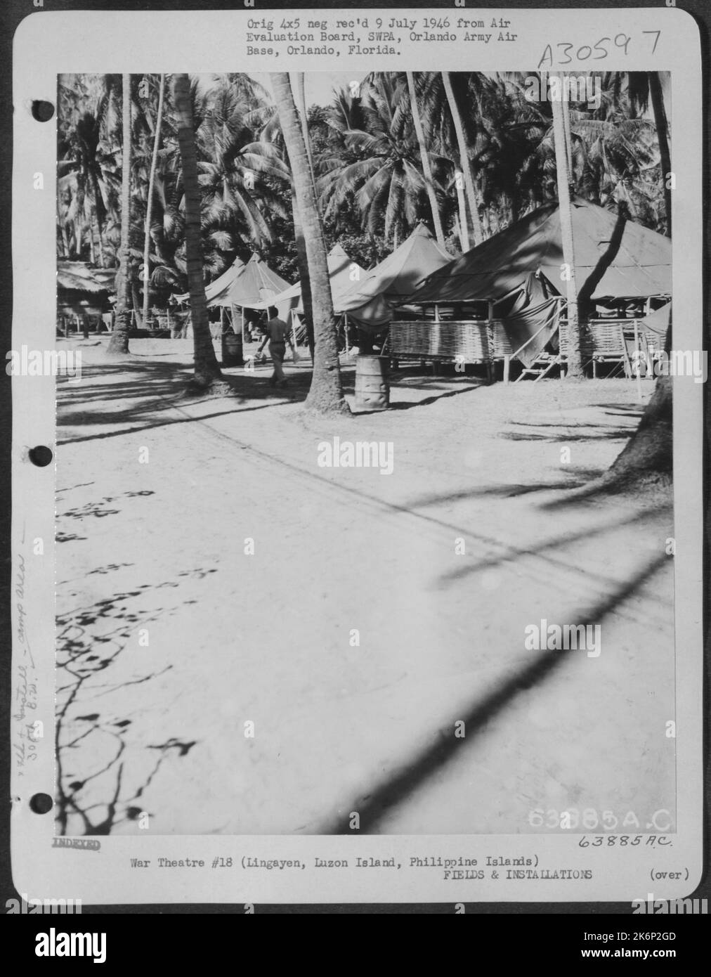 In diesem Lager auf Lingayen, Luzon Island, philippinische Inseln, wurden Männer des Bombenflügels „H“ von 308. untergebracht. Februar 1945. Stockfoto
