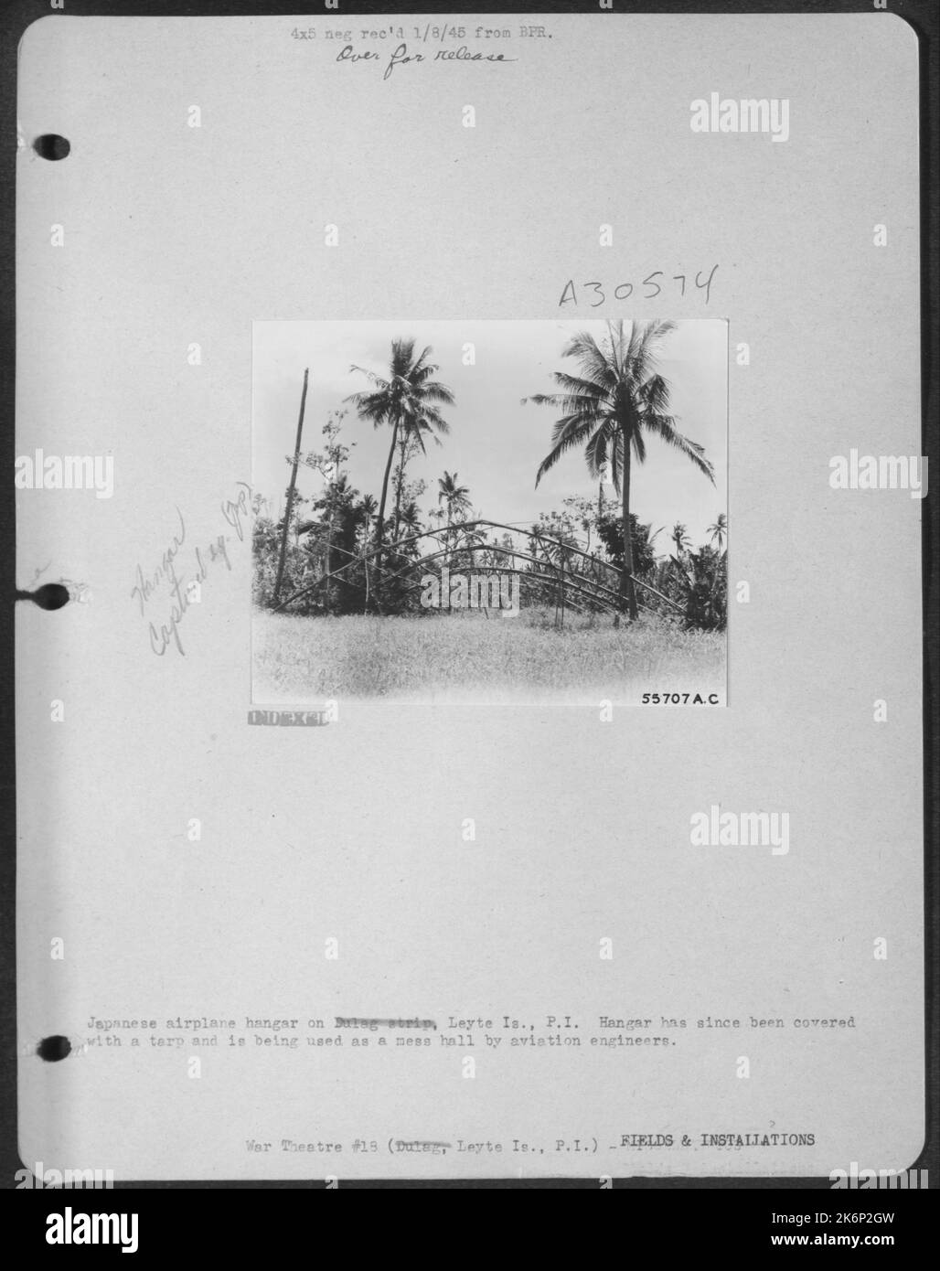 Japanischer Flugzeughangar auf Leyte, IS., P.I. Der Hangar wurde seitdem mit einer Plane bedeckt und wird von Luftfahrtingenieuren als Messehalle genutzt. Stockfoto