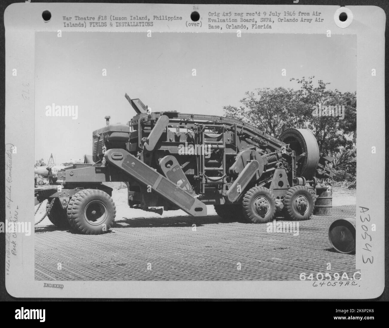 Ein sekundärer Felsbrecher beschleunigt die Arbeit beim Bau von Rollbahnen auf Lingayen, Luzon Island, philippinischen Inseln. 28. April 1945. Stockfoto