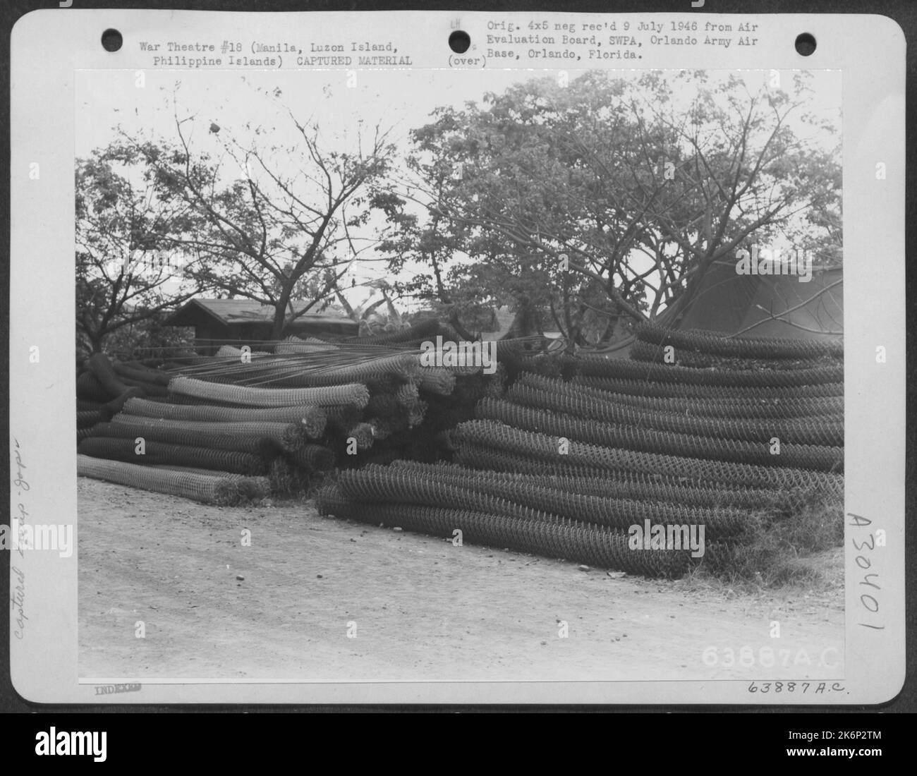 JAP Stahlmattierung, angeblich zur Verwendung als Mattierung für Flugstreifen, gefunden an der Santo Tomas Universität in Manila, Luzon Island, Philippinen, Februar 1945. Stockfoto