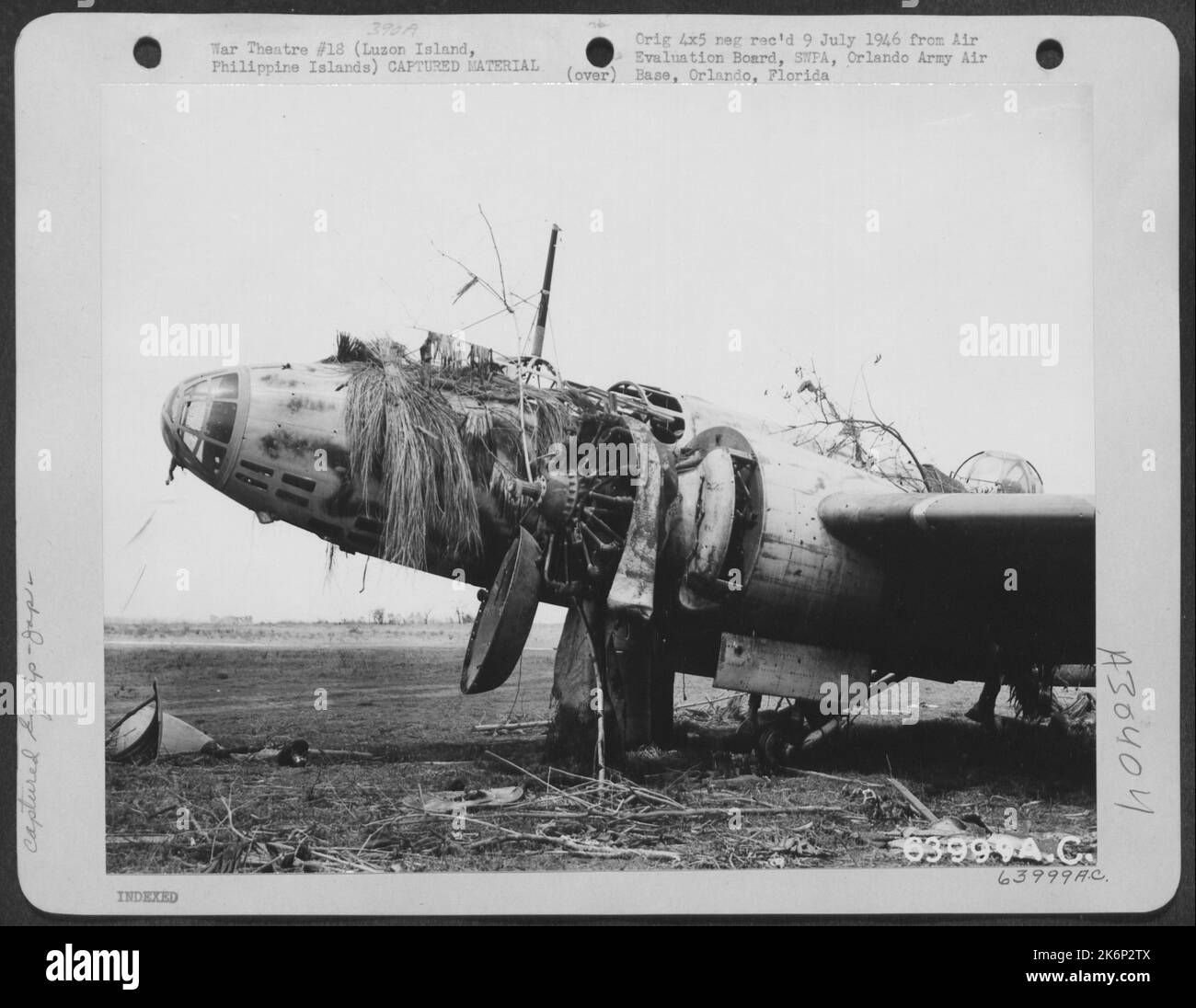 Zerstörtes Jap-Flugzeug auf Clark Field, Luzon Island, Philippinen, 1945. Stockfoto