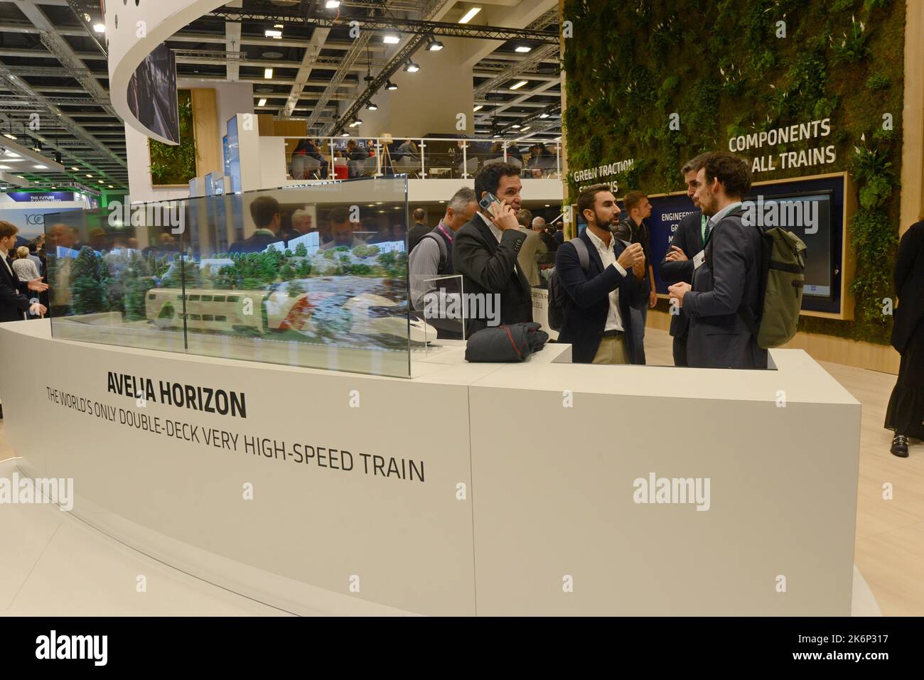 Menschen treffen sich und diskutieren auf dem Stand der Alstom-Eisenbahnhersteller auf der Innotrans, International Transport expo, Berlin, September 2022 Stockfoto