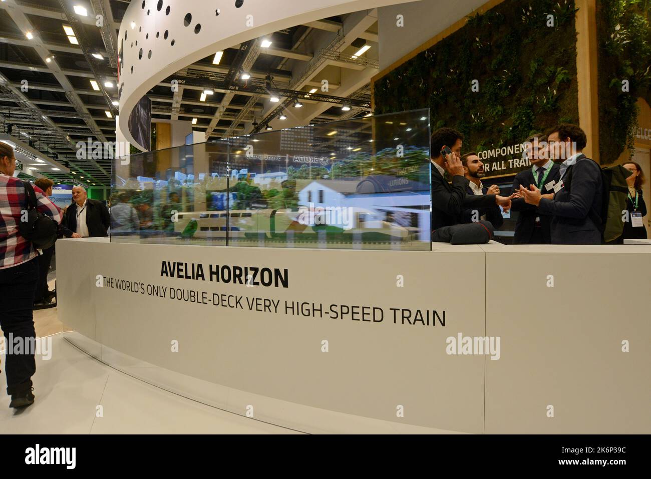 Menschen treffen sich und diskutieren auf dem Stand der Alstom-Eisenbahnhersteller auf der Innotrans, International Transport expo, Berlin, September 2022 Stockfoto