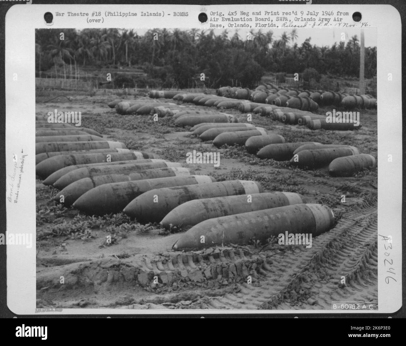 Panzerbrechende Bomben auf Bombenabwurf auf dem Lingayen Airstrip auf den philippinischen Inseln. 12. Juni 1945. Stockfoto
