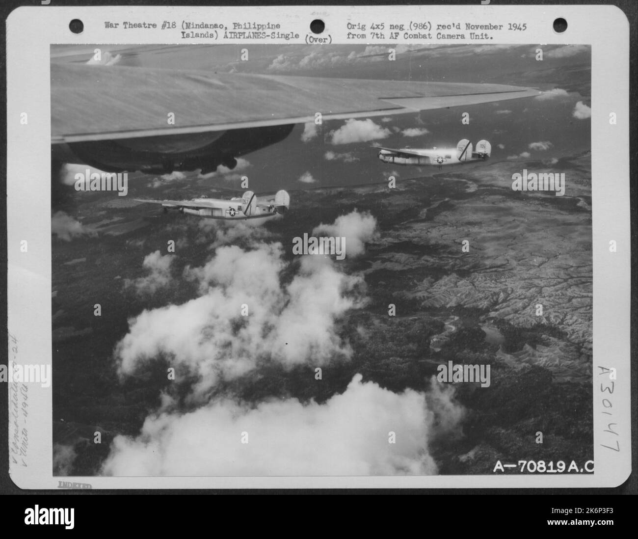 Am 16. März 1945 veröffentlichte die konsolidierte B-24s der 494. Bomb Group ihre Bomben auf einem japanischen Biwak-Gebiet fünf Meilen nördlich von Saragana Bay, Mindanao, philippinische Inseln. Bei dieser Mission wurde kein Luftabwehrflug oder Abfangen gemeldet. Hier, der Stockfoto