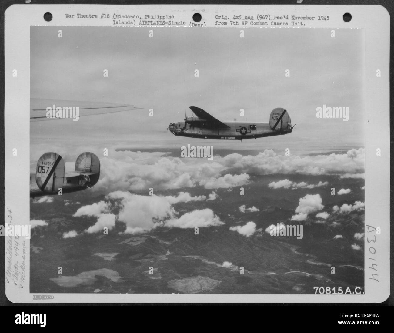 Am 16. März 1945 veröffentlichte die konsolidierte B-24s der 494. Bomb Group ihre Bomben auf einem japanischen Biwak-Gebiet fünf Meilen nördlich von Saragana Bay, Mindanao, philippinische Inseln. Bei dieser Mission wurde kein Luftabwehrflug oder Abfangen gemeldet. Hier, der Stockfoto