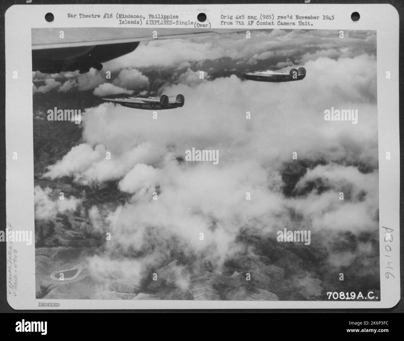 Am 16. März 1945 veröffentlichte die konsolidierte B-24s der 494. Bomb Group ihre Bomben auf einem japanischen Biwak-Gebiet fünf Meilen nördlich von Saragana Bay, Mindanao, philippinische Inseln. Bei dieser Mission wurde kein Luftabwehrflug oder Abfangen gemeldet. Hier, der Stockfoto