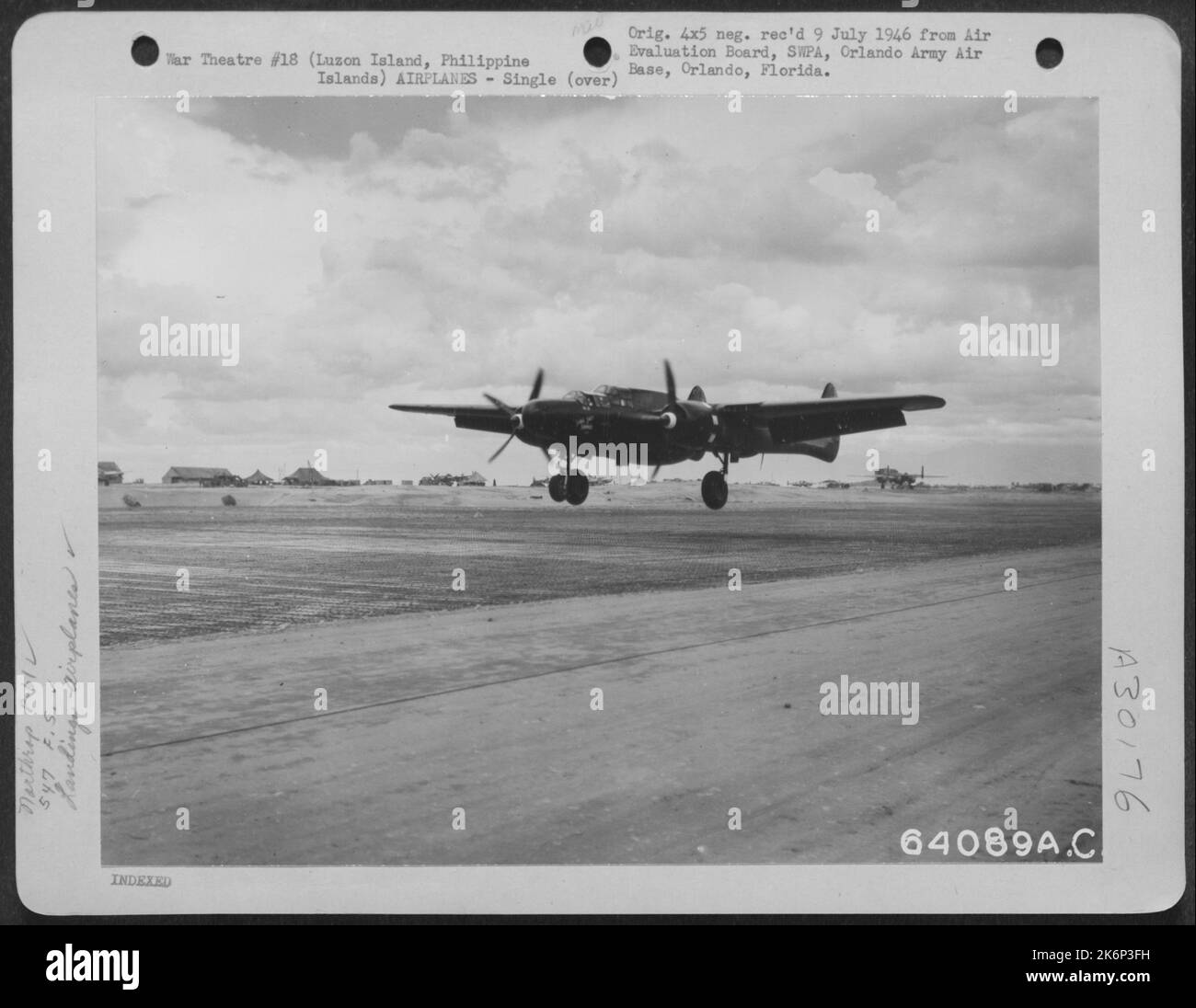 Northrop P-61 'Black Widow' der 547. Night Fighters, die auf dem Lingayen Airstrip, Luzon Island, philippinische Inseln landen. 17 Mai 1945. Stockfoto