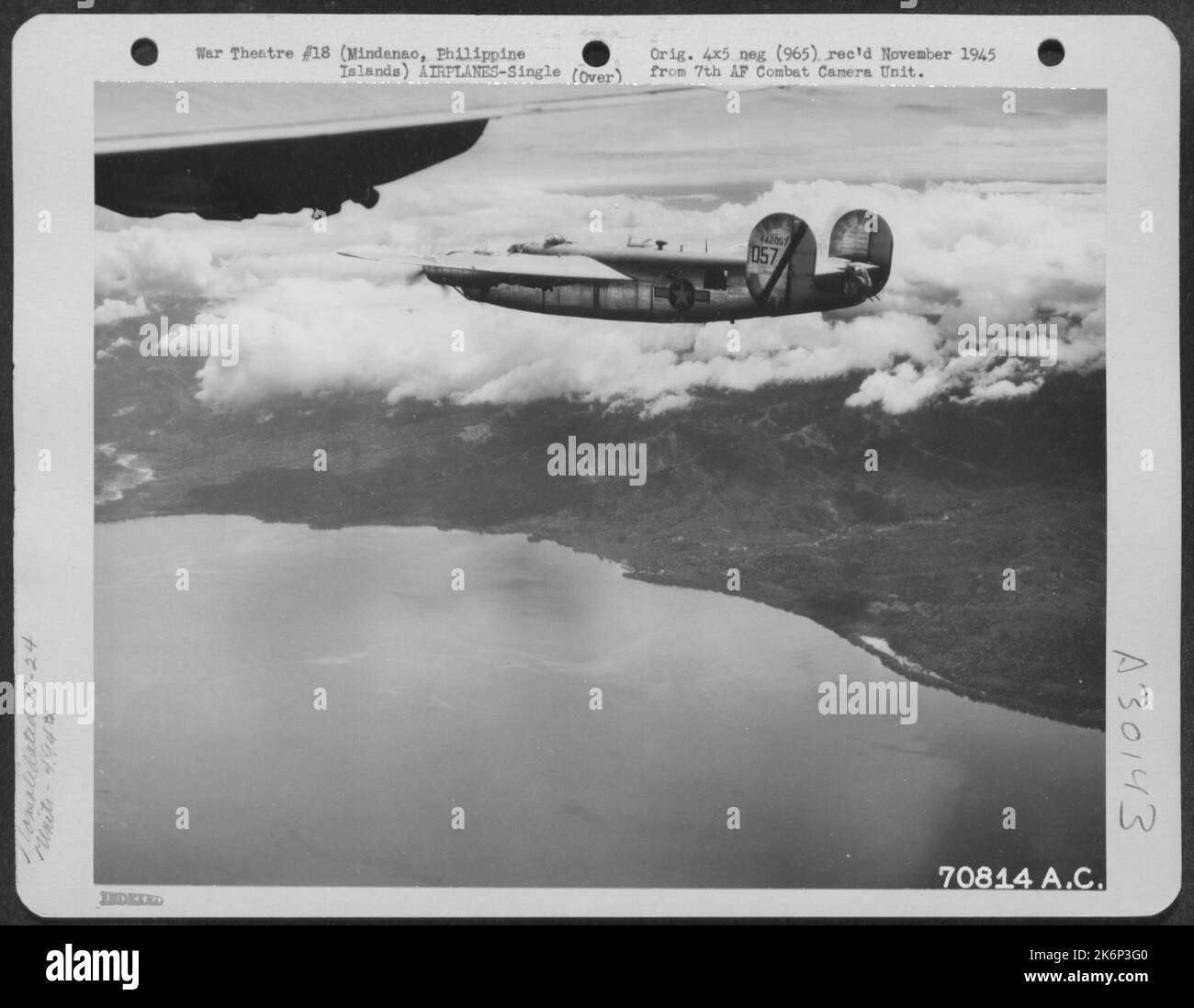 Am 16. März 1945 veröffentlichte die konsolidierte B-24s der 494. Bomb Group ihre Bomben auf einem japanischen Biwak-Gebiet fünf Meilen nördlich von Saragena Bay, Mindanao, philippinische Inseln. Bei dieser Mission wurde kein Luftabwehrflug oder Abfangen gemeldet. Hier, der Stockfoto