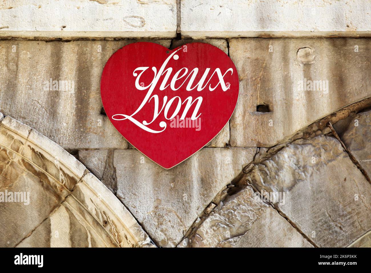 Altes Lyon-Schild an einer Mauer in der Straße, Frankreich. Das Vieux Lyon ist das größte Renaissance-Viertel der Stadt Lyon Stockfoto