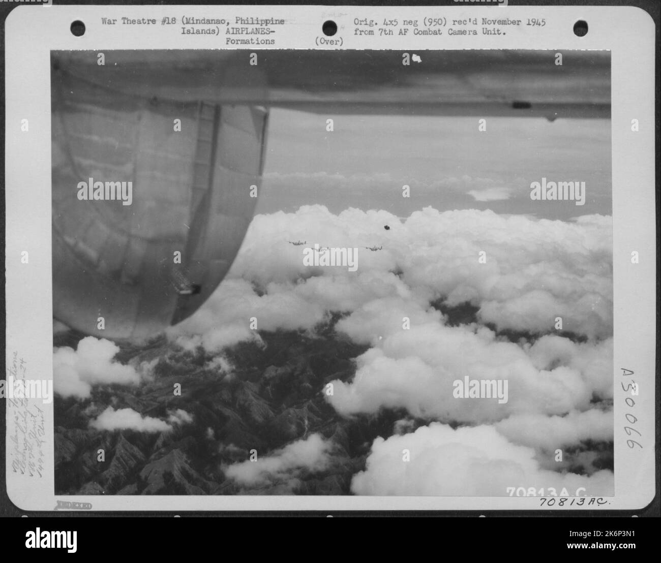 Am 11. März 1945 brüllen die konsolidierten B-24 'Liberatoren' der 867. Bombenschwadron der 494. Bombengruppe über Saragana Bay, Mindanao, philippinische Inseln, nachdem ihre Bomben auf den ersten Angriffspunkt in der Bay Area abgeworfen wurden. Die Flugzeuge trugen Stockfoto